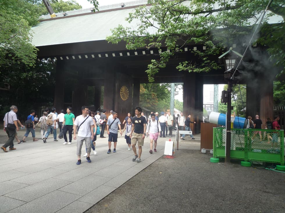 熱中症対策として靖國神社の拝殿周辺を涼しくしているモイスチャーミスト